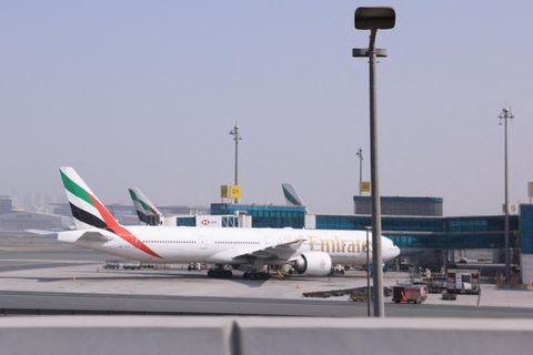Ein Flugzeug der Airline Emirates steht am Flughafen von Dubai wegen des Iran-Konflikts still