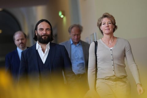 Christina Block (r.) mit ihrem Anwalt Ingo Bott (vorne l.) sowie Gerhard Delling (2.v.r.), ehemaliger Fernsehmoderator und Sportjournalist, und Anwalt David Rieks (hinten l.), Verteidiger von Delling, kommen zum Gerichtssaal im Prozess wegen mutmaßlicher Kindesentführung am Landgericht Hamburg