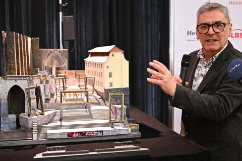 Mehrere überdimensionierte Bilderrahmen machen das Grundbühnenbild in diesem Jahr aus, wie Bühnenbildner Hank Irwin Kittel erklä