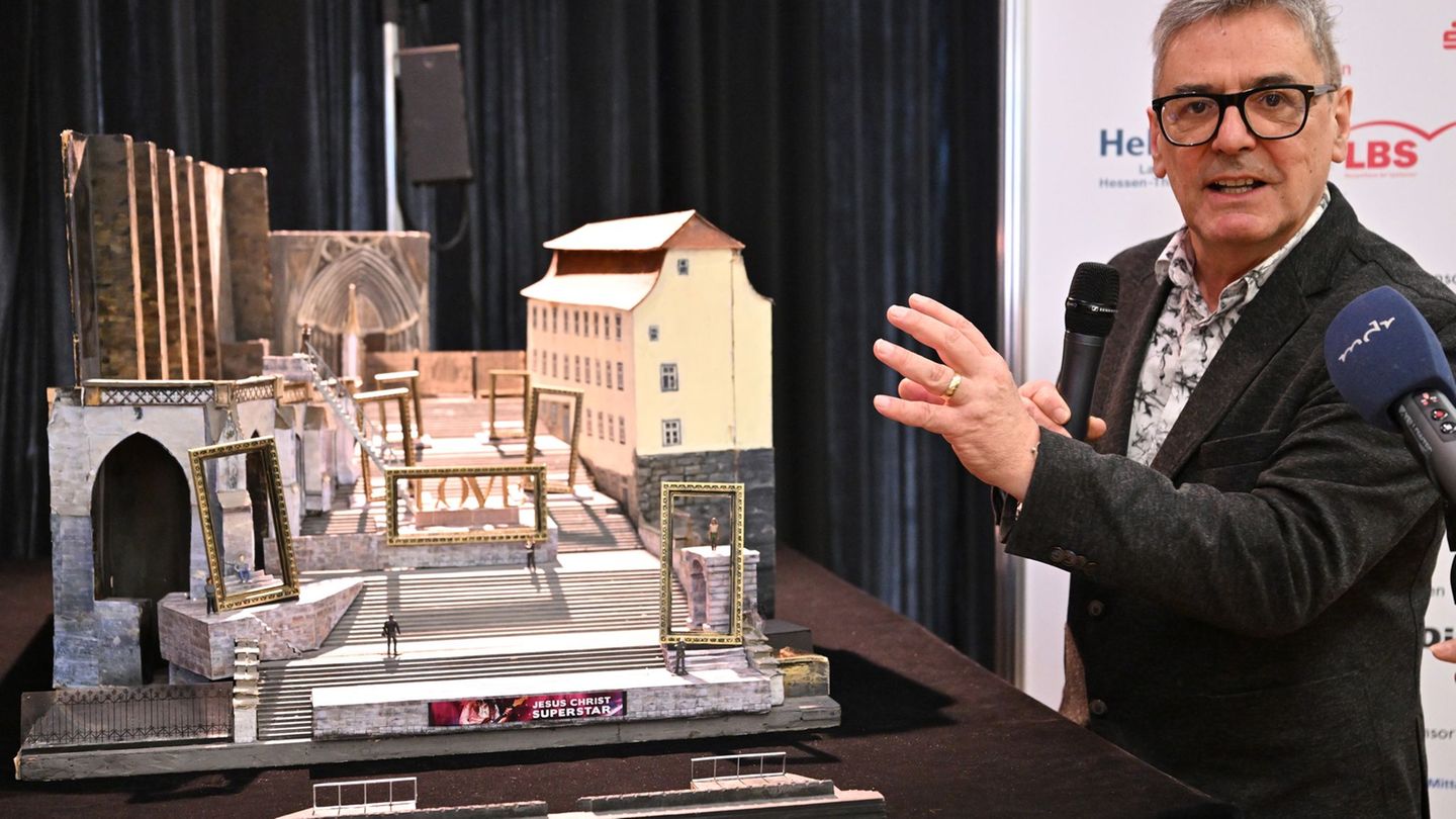 Mehrere überdimensionierte Bilderrahmen machen das Grundbühnenbild in diesem Jahr aus, wie Bühnenbildner Hank Irwin Kittel erklä