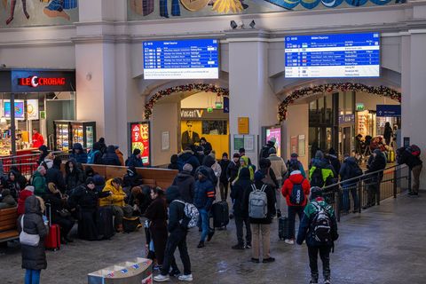 Der 18-Jährige fiel dem Zivilfahnder im Personentunnel des Hauptbahnhofs auf. (Archivbild) Foto: Sina Schuldt/dpa