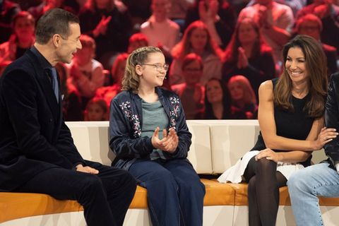 "Klein gegen Groß - das unglaubliche Duell" am Samstag, 7. März, um 20:15 Uhr im Ersten: Moderator Kai Pflaume (l.) begrüßt Am