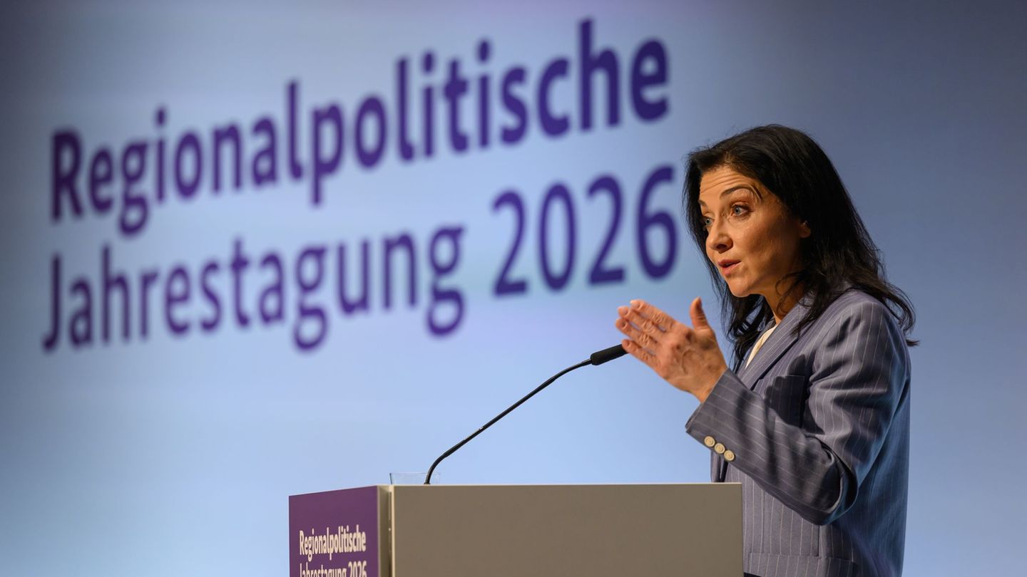 Bundeswirtschaftsministerin Reiche erläutert in Halle die Folgen des Iran-Konflikts für Energiepreise und Konjunktur. Foto: Hend