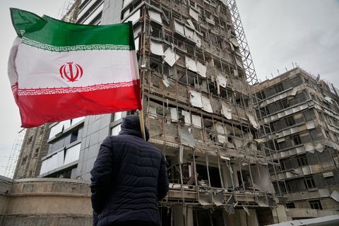 Der Iran-Krieg kann weltweite Auswirkungen haben - auch Hessens Polizei ist wachsam. Foto: Vahid Salemi/AP/dpa