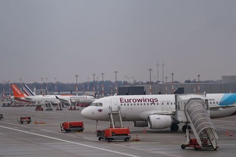 Wegen gesperrter Lufträume haben die Airlines Eurowings, Emirats und Qatar Airways ihre Flüge in die Nahost-Region ausgesetzt. (