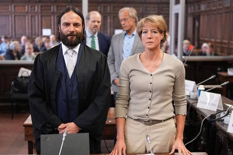 Christina Block (r.), Anwalt Ingo Bott (l.), Verteidiger von Block, sowie Gerhard Delling (hinten r.) und Anwalt David Rieks (hinten l.), Verteidiger von Delling, stehen im Gerichtssaal im Prozess wegen mutmaßlicher Kindesentführung im Landgericht Hamburg