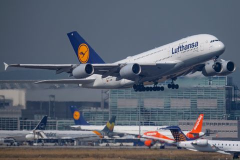 Ein Airbus A380 der Lufthansa ist ohne Passagiere von Abu Dhabi in Richtung München gestartet. (Archivbild) Foto: Lennart Stock/