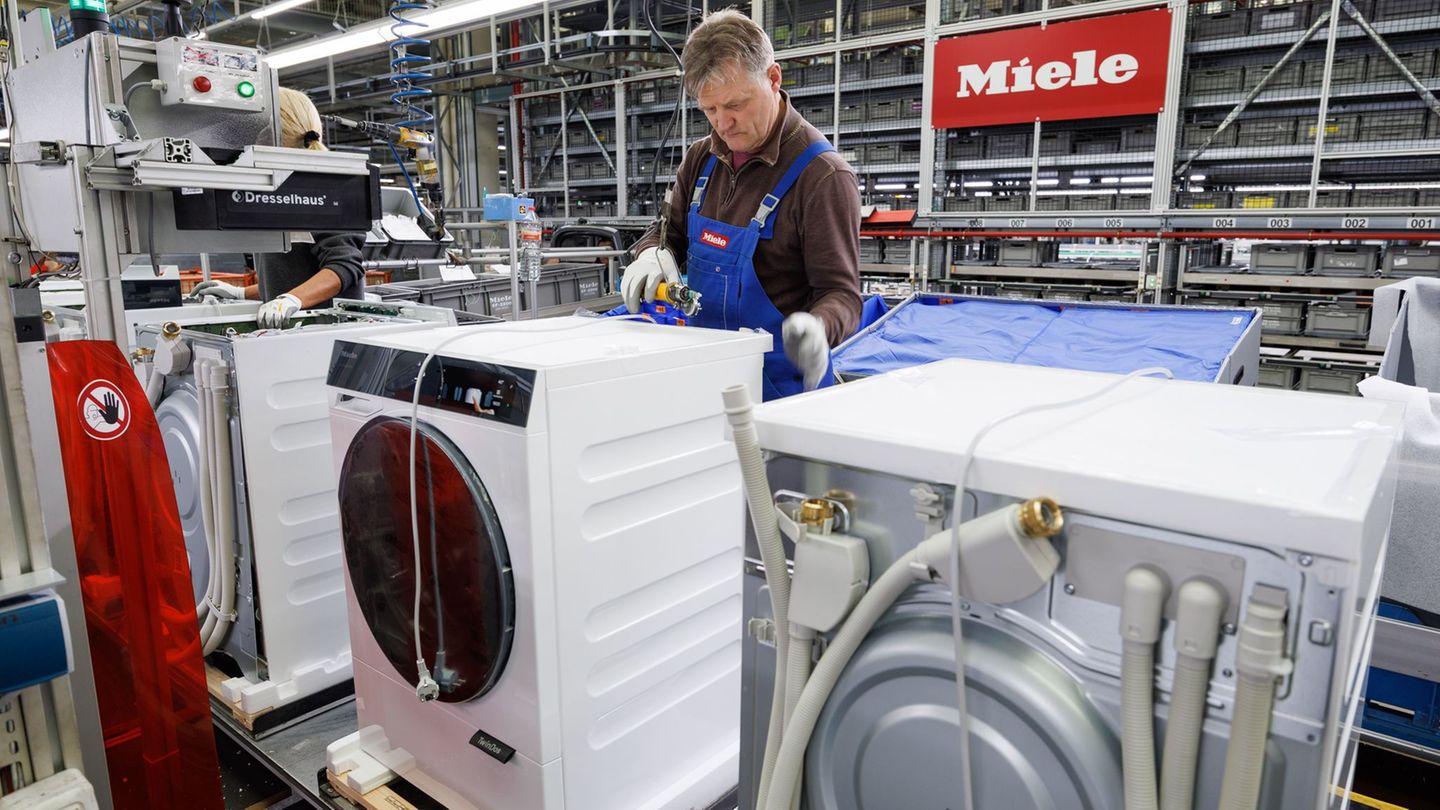 Miele mit der Zentrale in Gütersloh hat die Zahl der verkauften Produkte leicht gesteigert. (Archivbild) Foto: Friso Gentsch/dpa