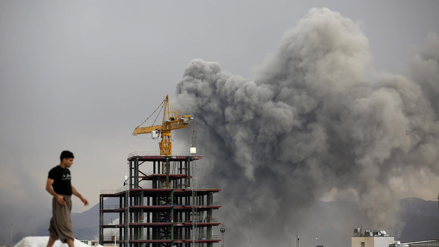 Eine Rauchwolke steigt in der iranischen Haupstadt Teheran auf