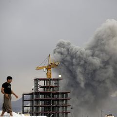 Eine Rauchwolke steigt in der iranischen Haupstadt Teheran auf