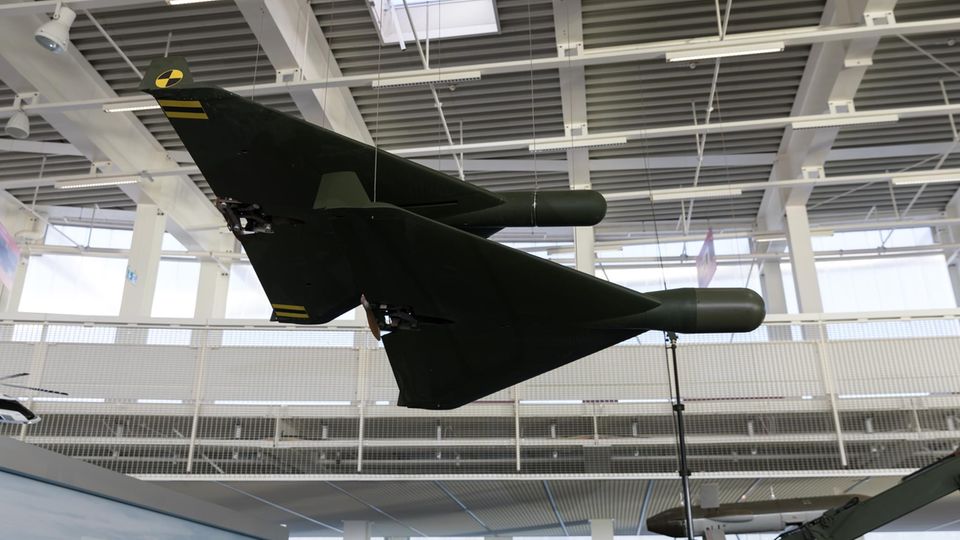 Die „Dornier DAR“-Drohne hängt an der Decke des Dornier-Museums in Friedrichshafen am Bodensee