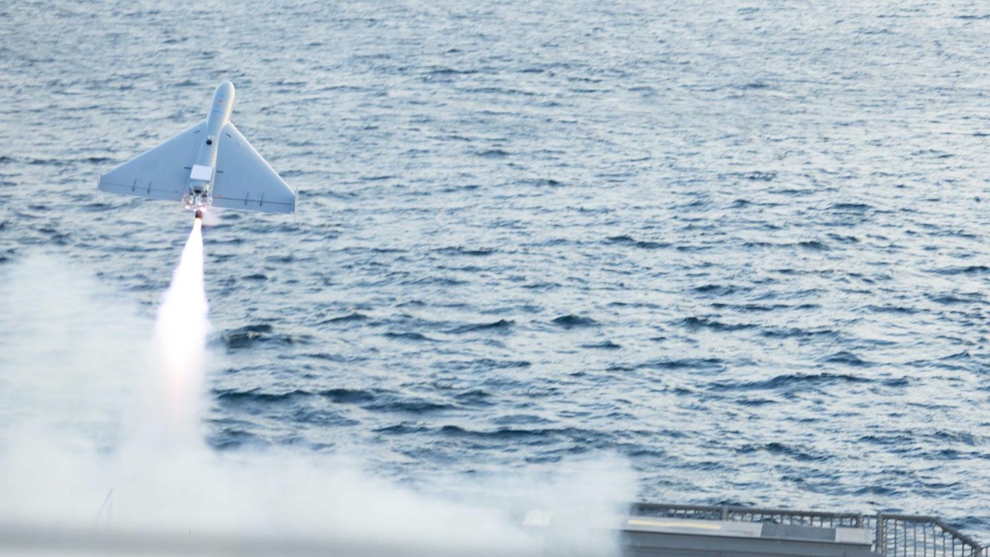 Start einer „Lucas“-Drohne mit Hilfe einer Startrakete vom Deck eines US-Kriegsschiffs
