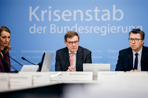 Außenminister Johann Wadephul (CDU) bei der Sitzung des Krisenstabes der Bundesregierung im Auswärtigen Amt in Berlin
