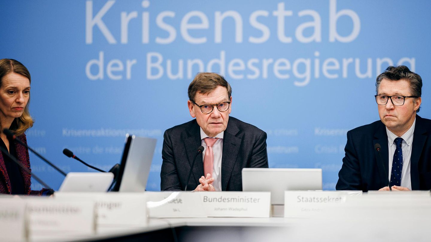 Außenminister Johann Wadephul (CDU) bei der Sitzung des Krisenstabes der Bundesregierung im Auswärtigen Amt in Berlin