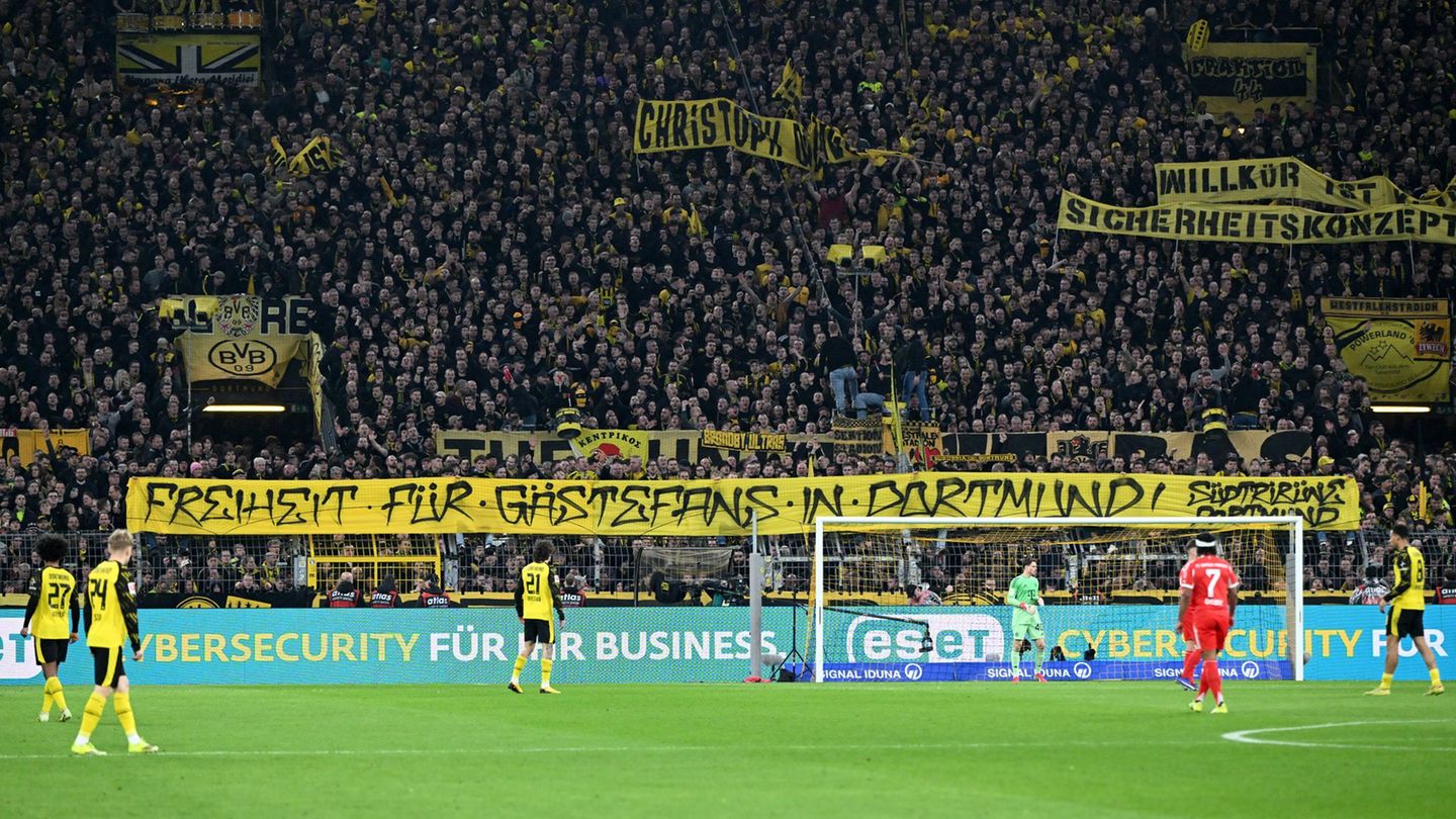 Die Dortmunder Fans solidarisierten sich mit den Bayern-Anhängern. Die Polizei gibt ein Update zu den Ermittlungen. Foto: Federi