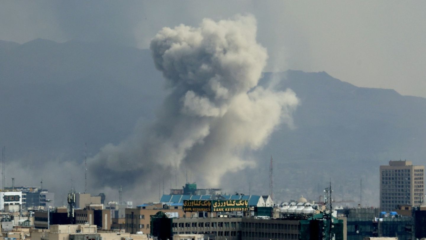 Rauchwolke nach Militärangriff auf Teheran