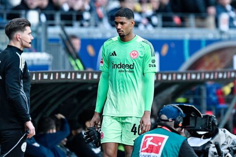 Eintracht Frankfurts Torwart Kauã Santos musste gegen den SC Freiburg früh ausgewechselt werden. Foto: Uwe Anspach/dpa