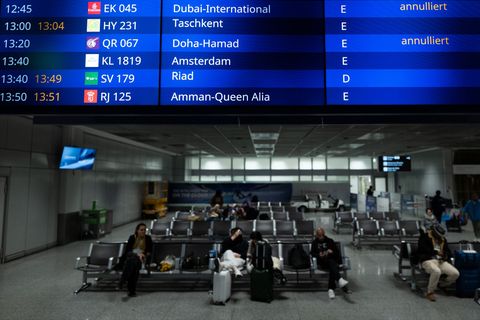 Vielerorts fallen viele Flüge aus, weil große Drehkreuze in der Golfregion nicht angeflogen werden können – so auch hier in Fran