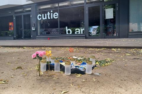 Vor dieser Bar feierten die Fans von Arminia Bielefeld den Aufstieg