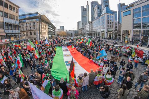 Mit mehr als 18.000 Menschen ist die iranische Community in Hessen präsent – besonders im Rhein-Main-Gebiet. (Archivbild) Foto: