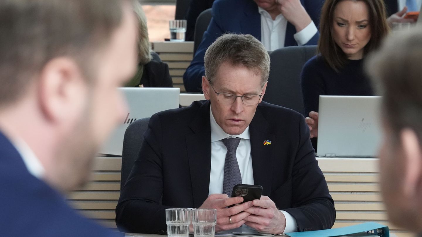 Ministerpräsident Daniel Günther (CDU) ist für Rückholaktionen deutscher Touristen aus Nahost. (Archivbild) Foto: Marcus Brandt/