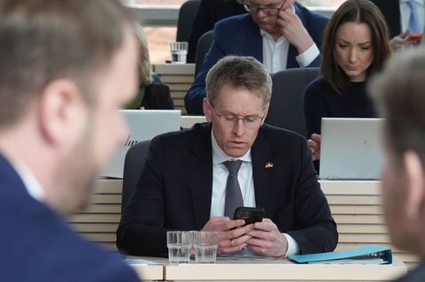 Ministerpräsident Daniel Günther (CDU) ist für Rückholaktionen deutscher Touristen aus Nahost. (Archivbild) Foto: Marcus Brandt/