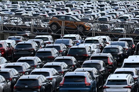 Geparkte Neuwagen am Duisburger Hafen.