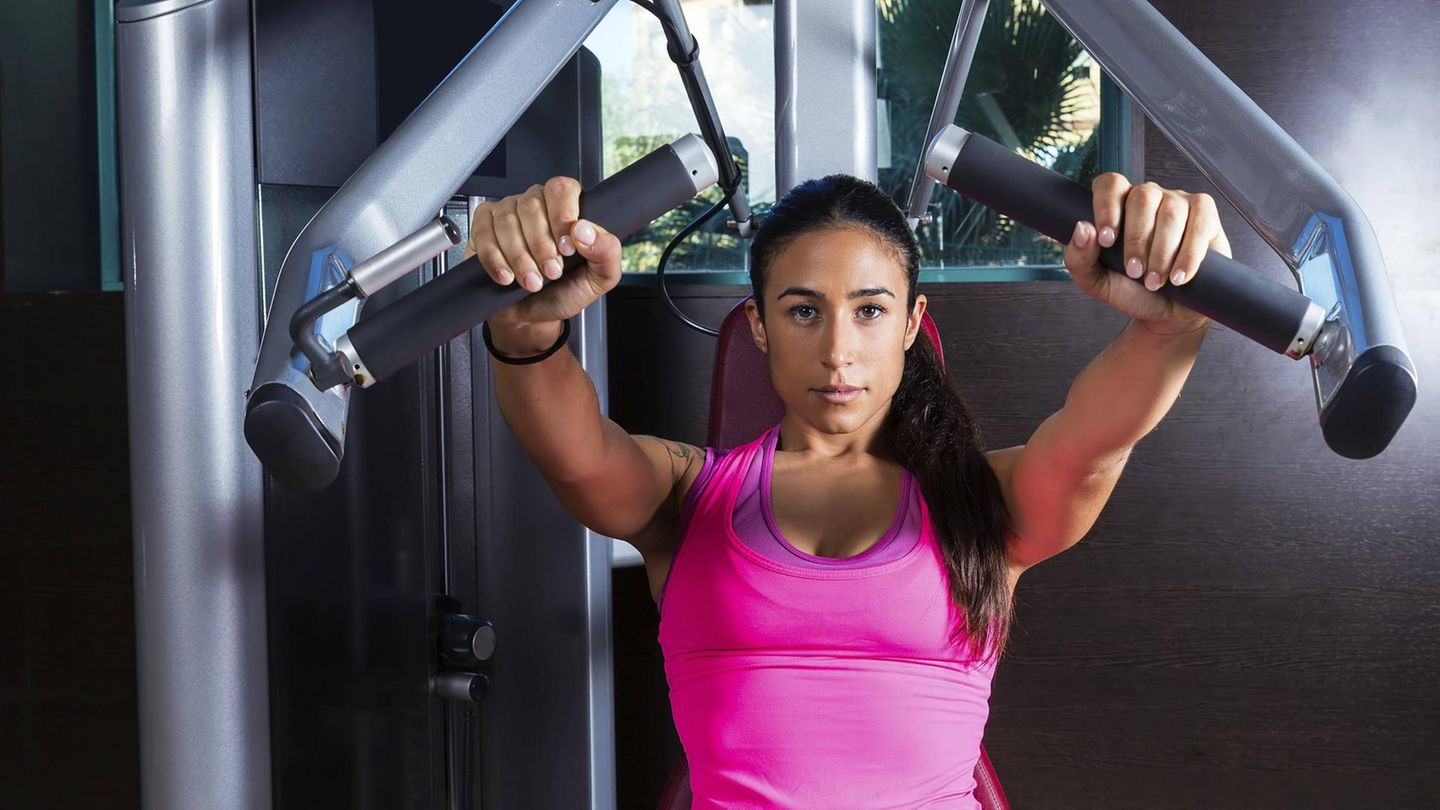 Trainingsplan für Anfängerinnen: Fünf Kraftübungen, mit denen Frauen im Fitnessstudio einsteigen können