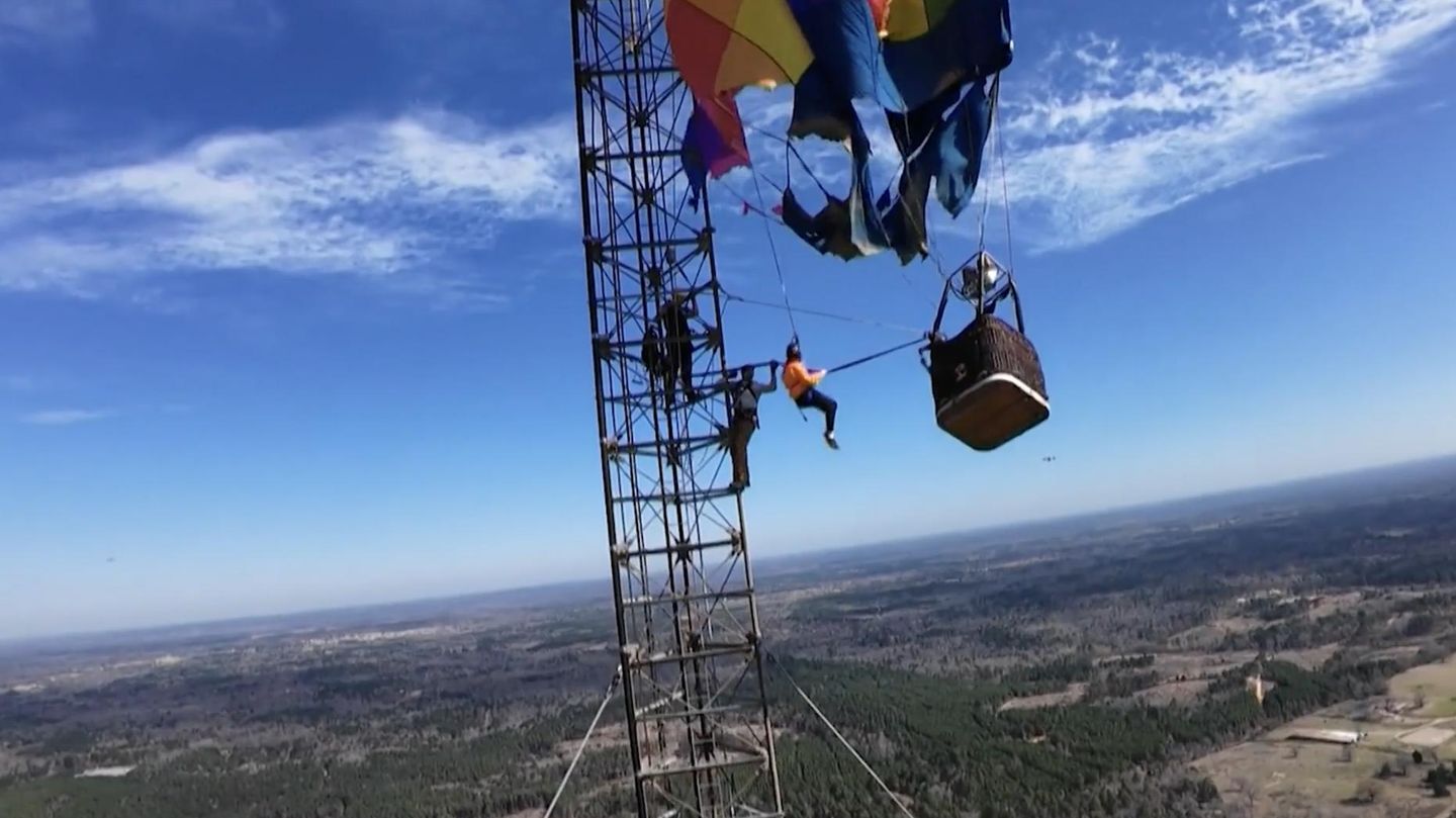 Texas: Heißluftballon hängt zerfetzt an Mast – Insassen harren in 280 Metern Höhe aus