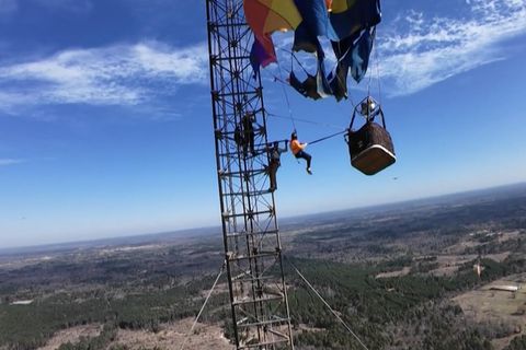 Heißluftballon hängt zerfetzt an Mast – in 280 Meter Höhe