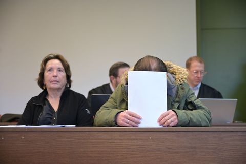 Vor dem Landgericht München ist ein 60-Jähriger (r.) unter anderem wegen schweren Bandendiebstahls von teuren Uhren und Gold ang