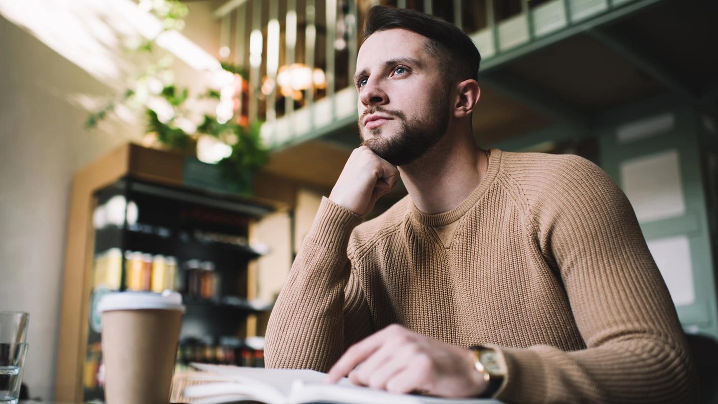 Übungen gegen das Doppelkinn: Mann stützt sein Kinn auf die Faust