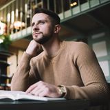 Übungen gegen das Doppelkinn: Mann stützt sein Kinn auf die Faust