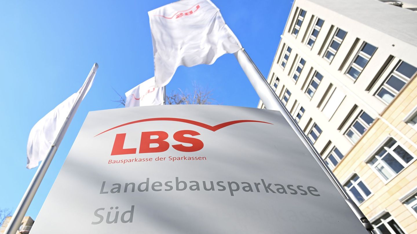 Die Nachfrage nach Bausparverträgen bei der LBS Süd ist gesunken. (Archivbild) Foto: Bernd Weißbrod/dpa