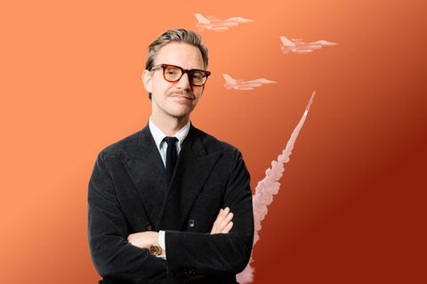 Krieg: Tigges mit Raketen und Kampfjets im Hintergrund