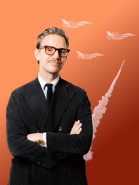 Krieg: Tigges mit Raketen und Kampfjets im Hintergrund