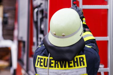 Über 20 Feuerwehrleute waren im Einsatz. Foto: Philipp von Ditfurth/dpa