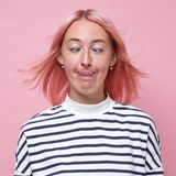 Übungen gegen Doppelkinn: Frau berührt mit der Zunge ihre Nasenspitze