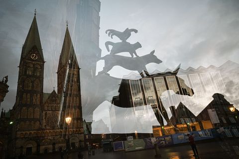 Die Bremer Stadtmusikanten führen virtuell durch Bremen. (Archivbild) Foto: Mohssen Assanimoghaddam/dpa