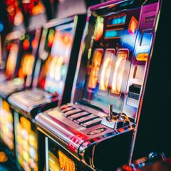 Glücksspiel-Automat in bunten Farben.