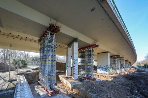 Stützen sichern die marode Agra-Brücke bei Leipzig. Foto: Jan Woitas/dpa