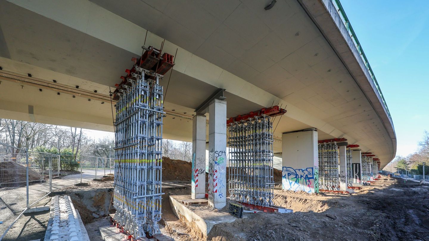 Stützen sichern die marode Agra-Brücke bei Leipzig. Foto: Jan Woitas/dpa