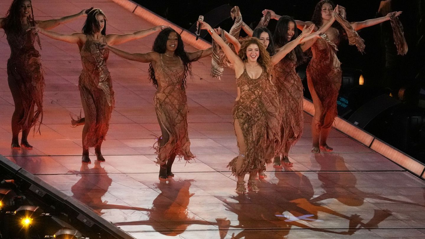 "Das ist ein Traum" : Die 49-jährige Shakira zeigte sich vor ihren mexikanischen Fans begeistert. Foto: Marco Ugarte/AP/dpa