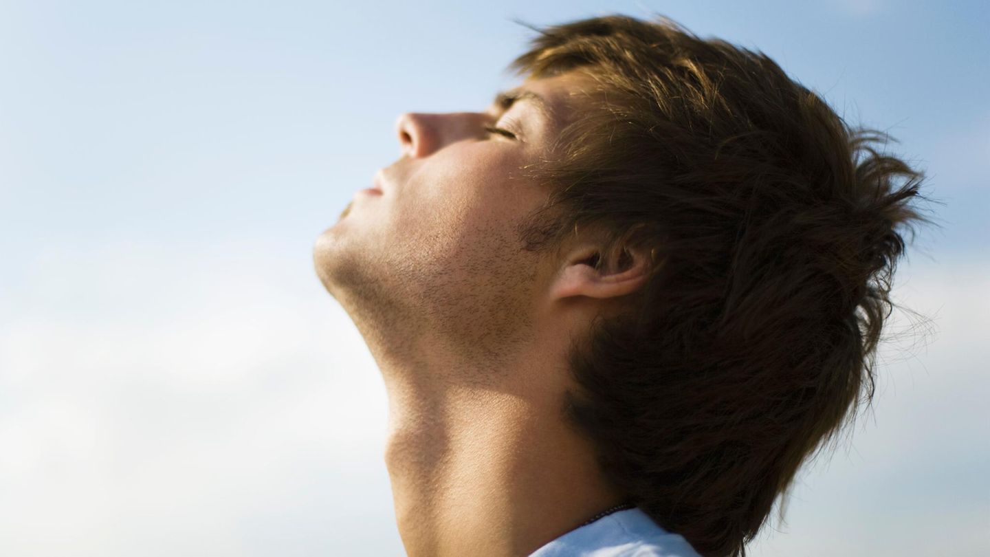 Übungen gegen das Doppelkinn: Mann legt Kopf in den Nacken