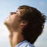 Übungen gegen das Doppelkinn: Mann legt Kopf in den Nacken