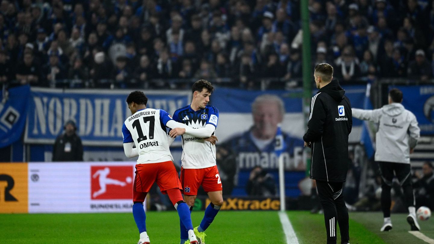 Nicolás Capaldo (Hamburger SV) wird nach seiner Verletzung in der Partie gegen Leipzig von Warmed Omari ersetzt. Foto: Gregor Fi
