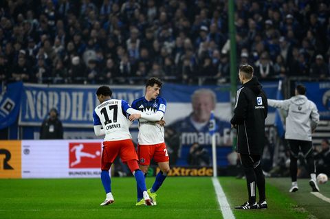 Nicolás Capaldo (Hamburger SV) wird nach seiner Verletzung in der Partie gegen Leipzig von Warmed Omari ersetzt. Foto: Gregor Fi