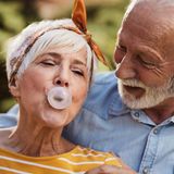 Übungen gegen das Doppelkinn: Ältere Frau macht Kaugummiblase