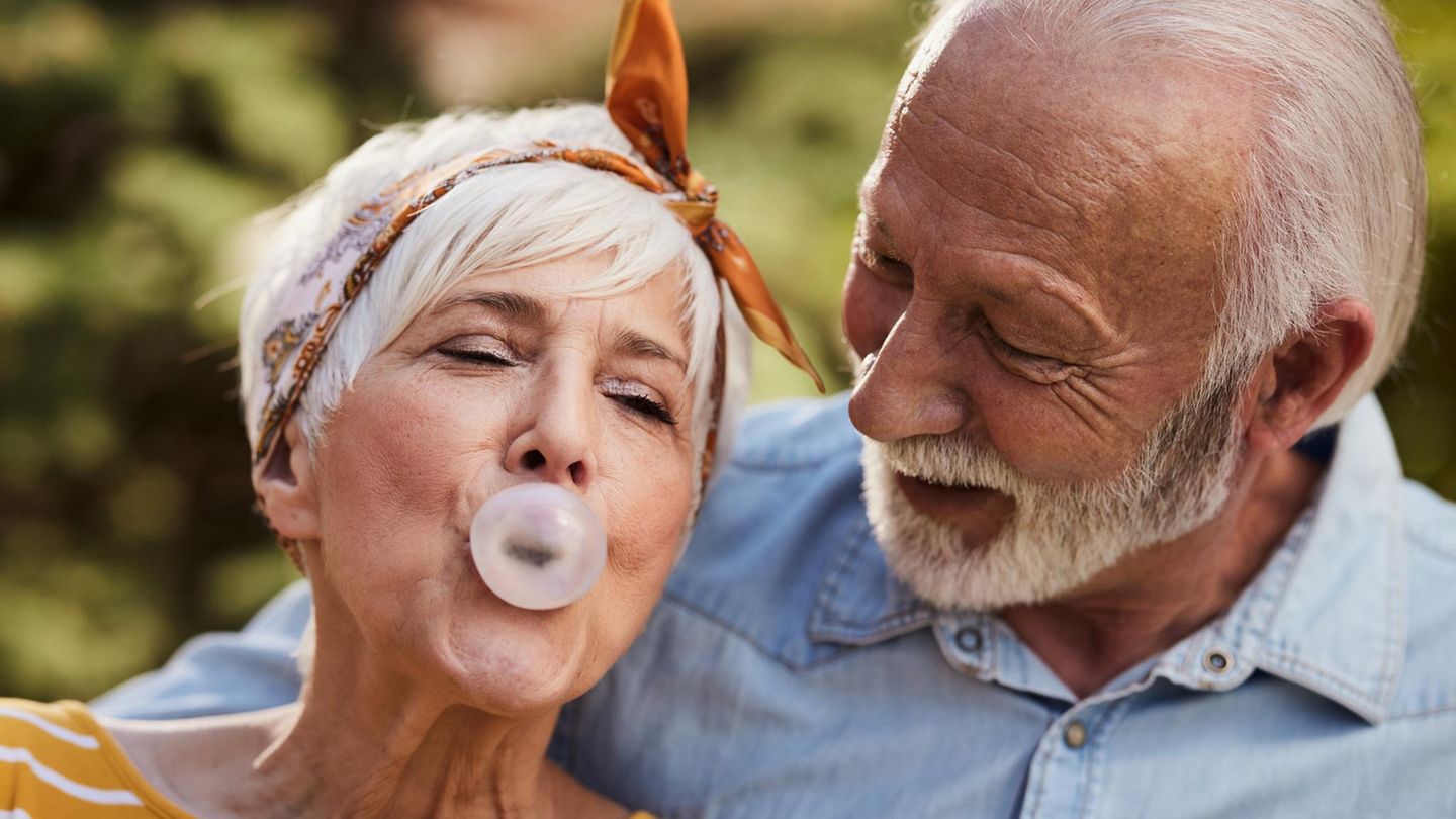 Übungen gegen das Doppelkinn: Ältere Frau macht Kaugummiblase