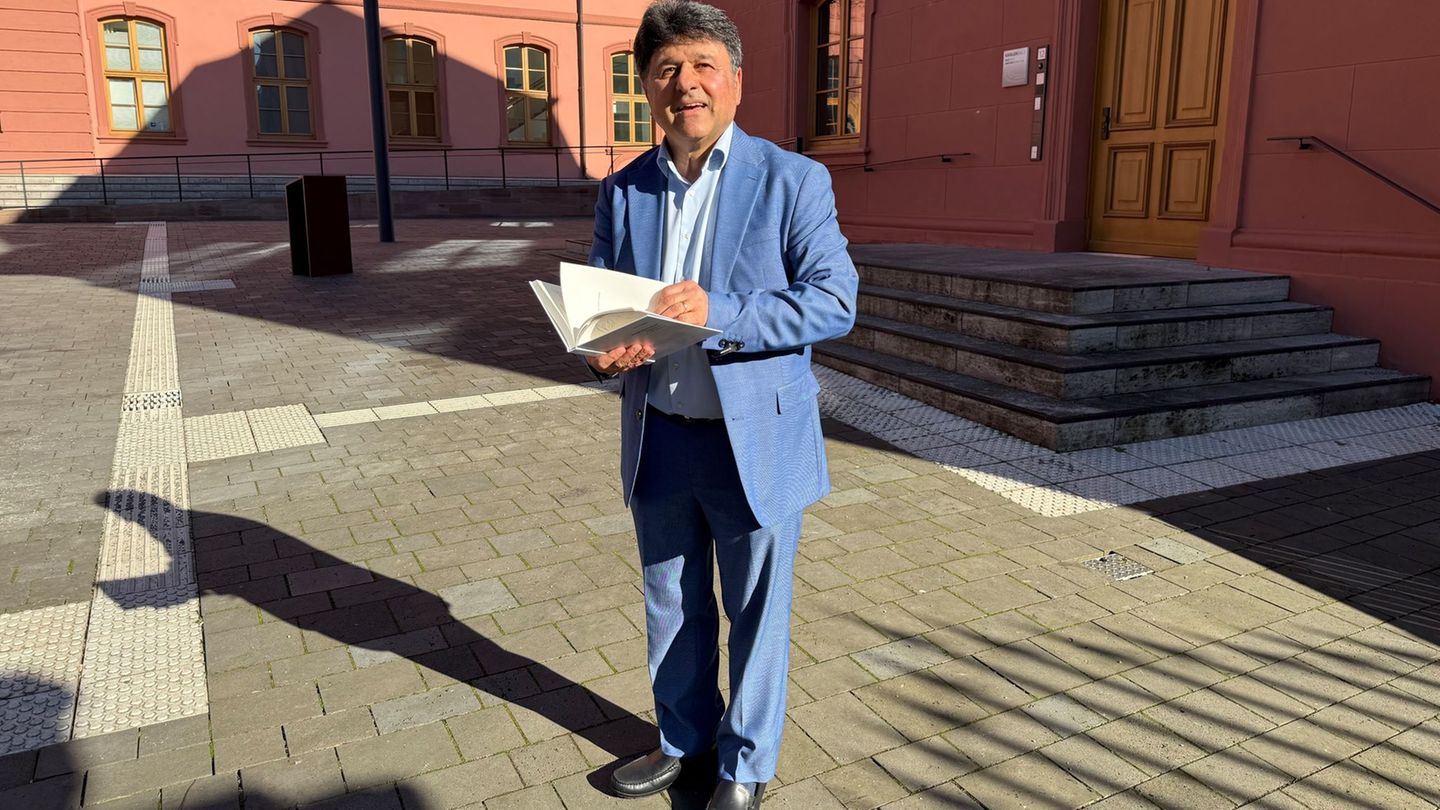 Mehdi Jafari Gorzini sieht sich als Brückenbauer zwischen den Religionen. Foto: Bernd Glebe/dpa